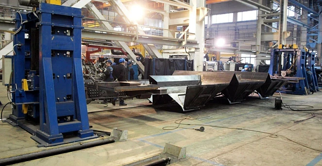 Headstock and tailstock positioners with a load capacity of 10 tons (welding of freight wagon frames)