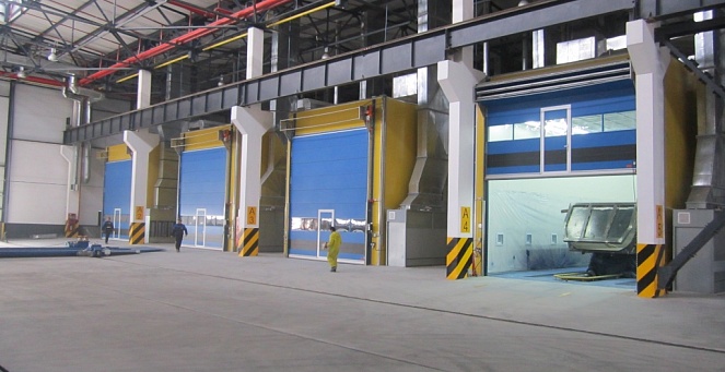 Painting complex for painting trailed and mounted equipment of commercial vehicles